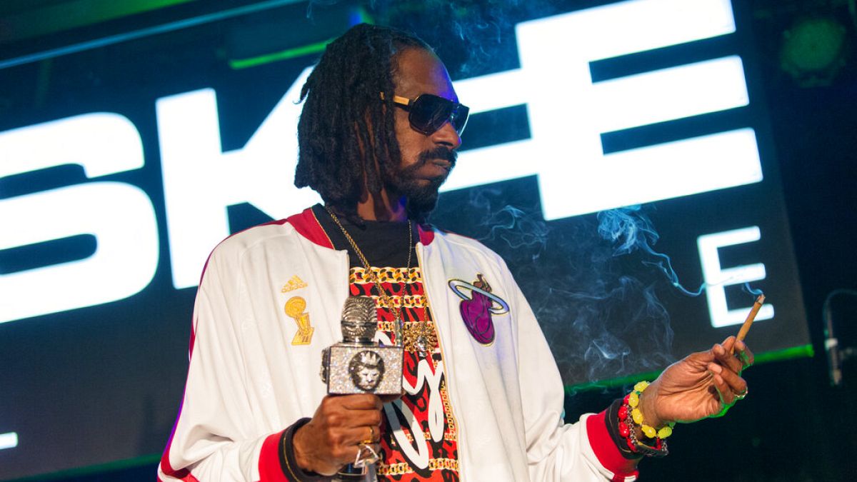 ABD'li rap müzik sanatçısı Snoop Dog, esrar bitkisini sıkça kullanmasıyla biliniyor. Snoop Dog'un bu özelliği Hollywood filmlerine dahi konu oldu.