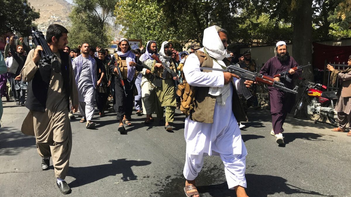 Tálib fegyveresek Kabul utcáin 2021. szeptember 7-én, a kormányalakítás bejelentésekor