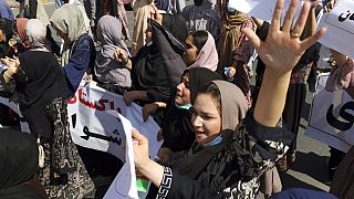 شاهد: نساء أفغانيات يتحدين طالبان ويتظاهرن في كابول ضد سياسة إسلام أباد