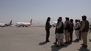 طائرات شركة "كام اير"-شركة طيران أفغانية خاصة- في مطار مولانا جلال الدين محمد بلخي (مطار مزار الشريف) الدولي.
