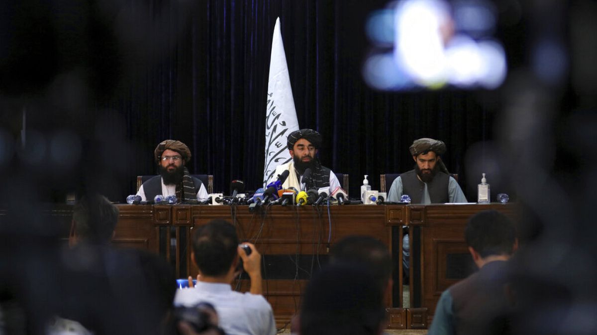 El portavoz talibán Zabihullah Mujahid en la rueda de prensa