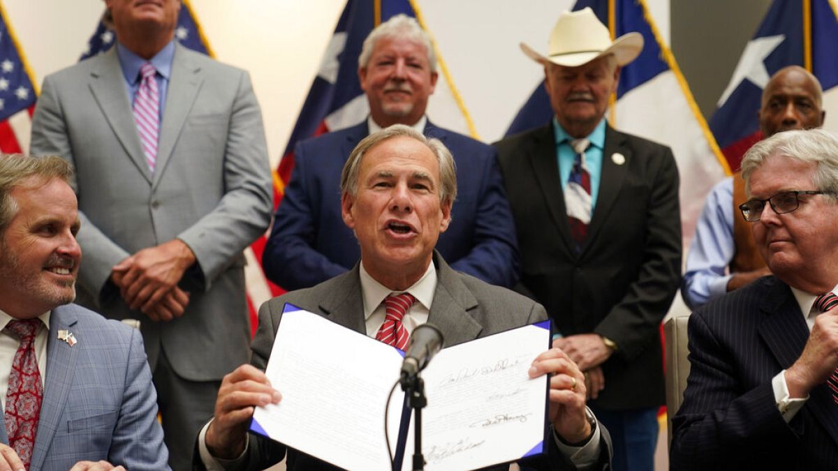 Teksas Valisi Greg Abbott yeni seçim yasasını imzaladı