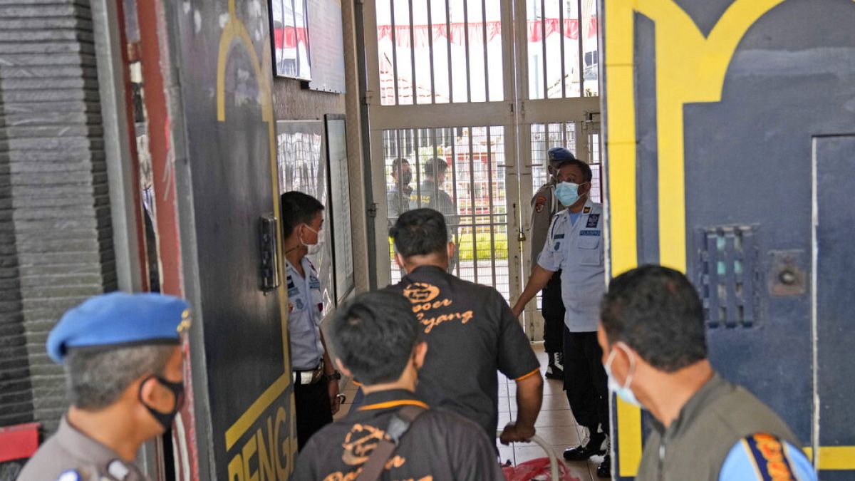 Δυνάμεις ασφαλείας στην κεντρική πύλη της φυλακής της επαρχίας Μπαντέν στην Ινδονησία