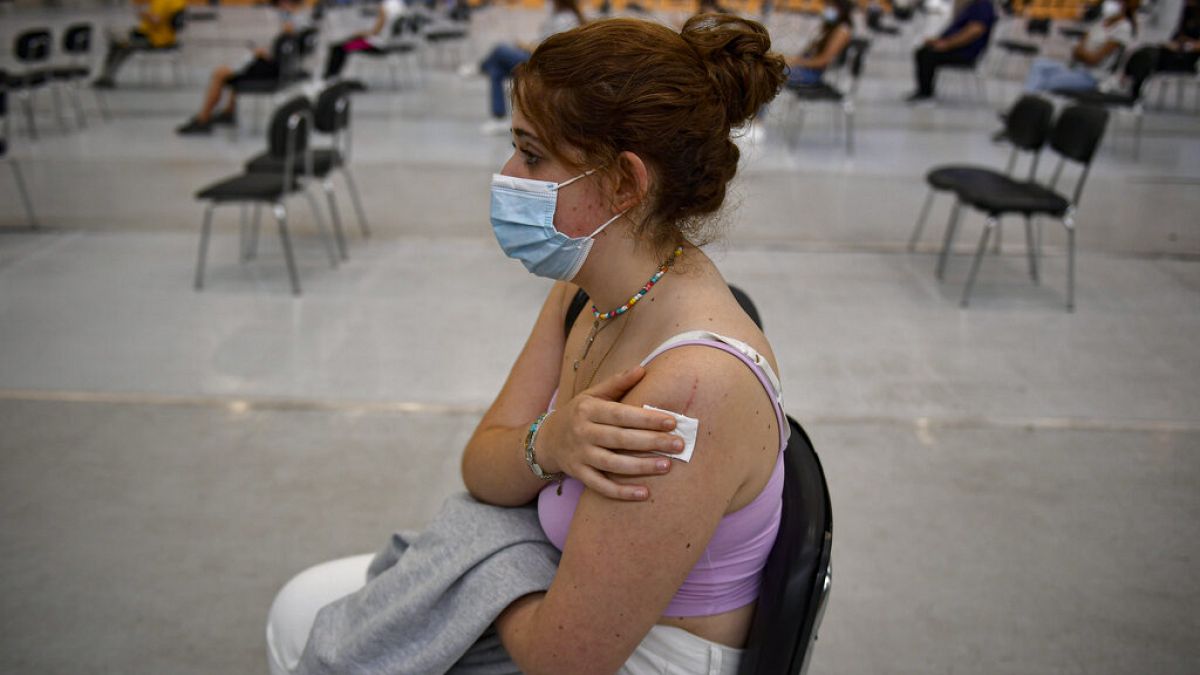  شابة تلقت اللقاح خلال حملة التطعيم الوطنية في بامبلونا، شمال إسبانيا -  2 أيلول / سبتمبر 2021
