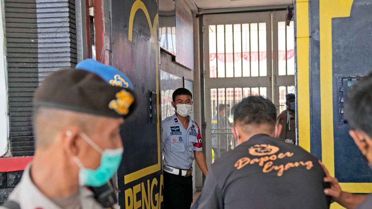 الشرطة الإندونيسية عند المدخل الرئيسي للسجن