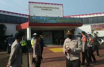 Guardas e soldados guardam a prisão de Tangerang