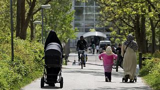 Muszlim nők sétálnak a dániai Aarhusban