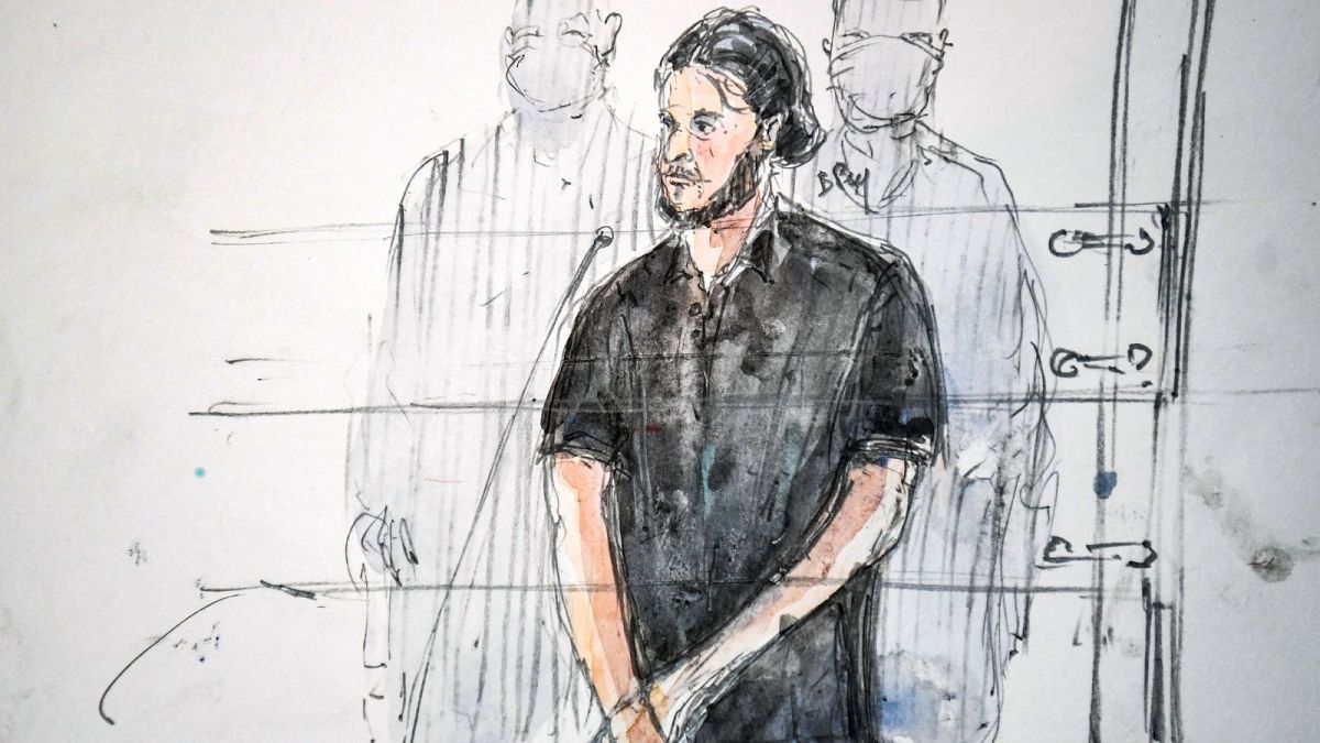 طرحی از حضور صلاح عبدالسلام، متهم اصلی حملات تروریستی سال ۲۰۱۵ پاریس در دادگاه