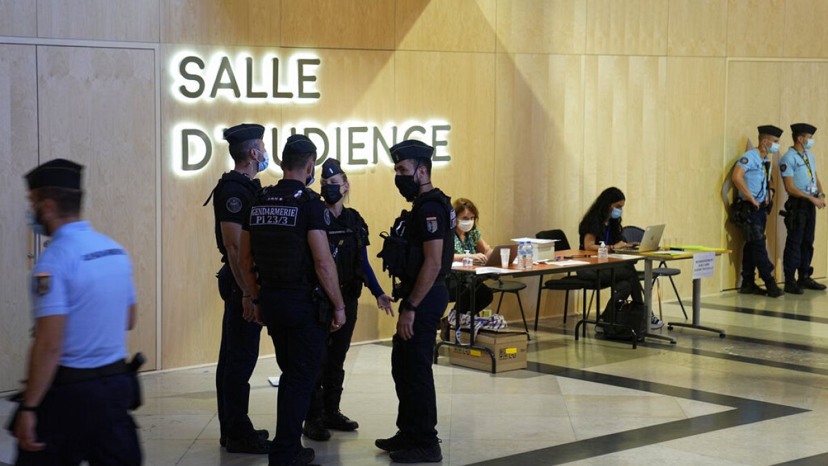 Sécurité renforcée à l'entrée de la salle d'audience où se déroule le procès des attentats du 13-Novembre / Paris, le 08/09/2021