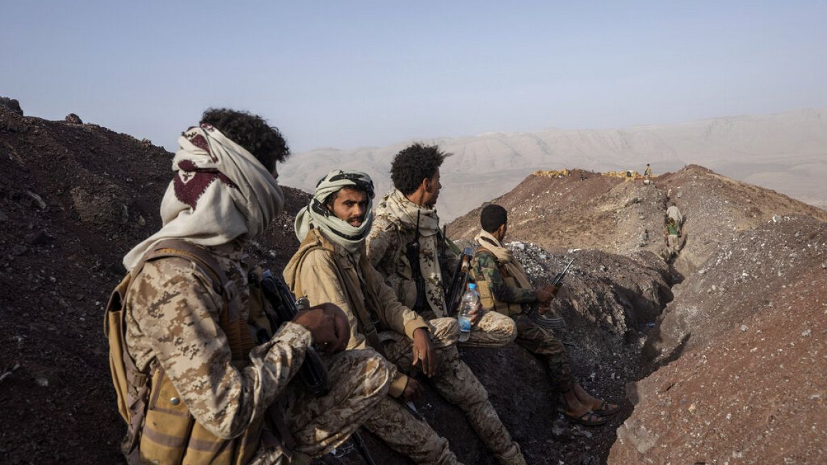 مقاتلون يمنيون على مسافة من خط المواجهة بعد اشتباكات مع المتمردين الحوثيين على خط جبهة كسارة بالقرب من مأرب، اليمن، حزيران/ يونيو 2021