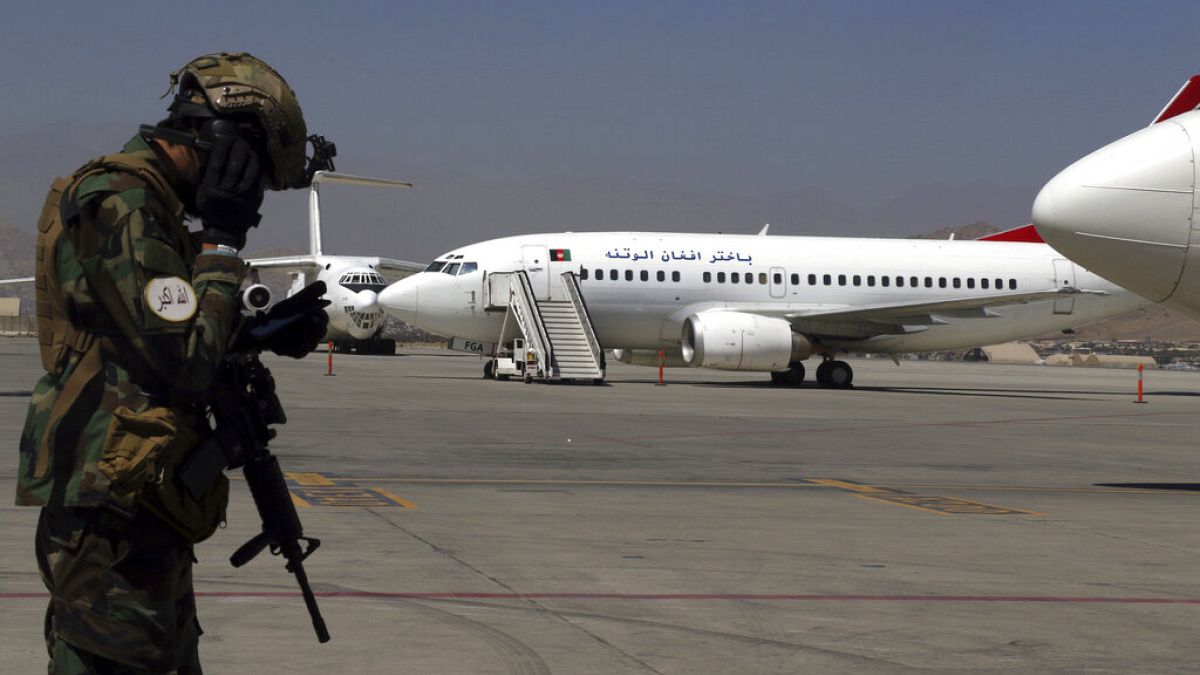 جندي من طالبان يقف في حراسة مطار حامد كرزاي الدولي في كابول، أفغانستان، يوم الأحد 5 سبتمبر 2021.