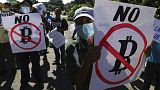 Manifestaciones y una fuerte devaluación marcan la llegada del bitcóin a el Salvador