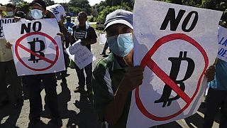 El Salvador in piazza contro la criptovaluta: "Volatile e favorisce i ricchi"
