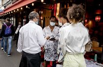 Control del pase sanitario en un restaurante en París, Francia
