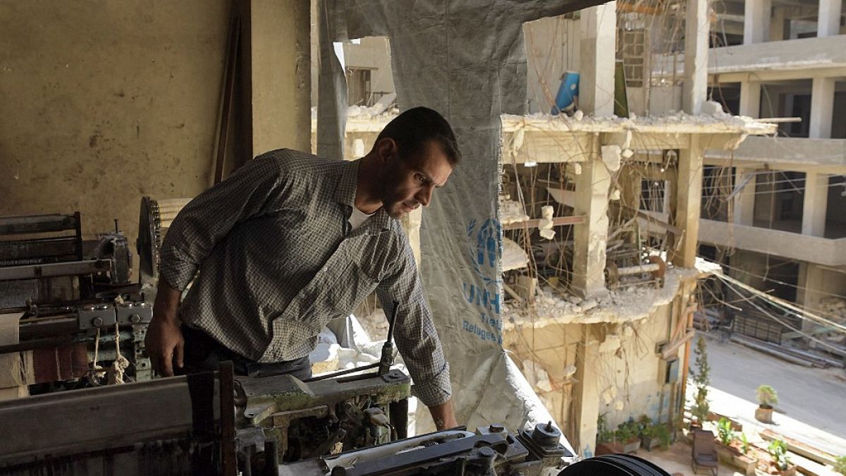  سوري يعمل  في ورشة مدمرة جزئياً في مدينة حلب -  30 آب / أعسطس  2021