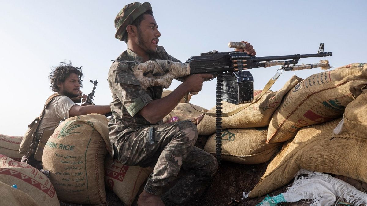 نیروهای وفادار به دولت یمن در حال نبرد با حوثی‌ها
