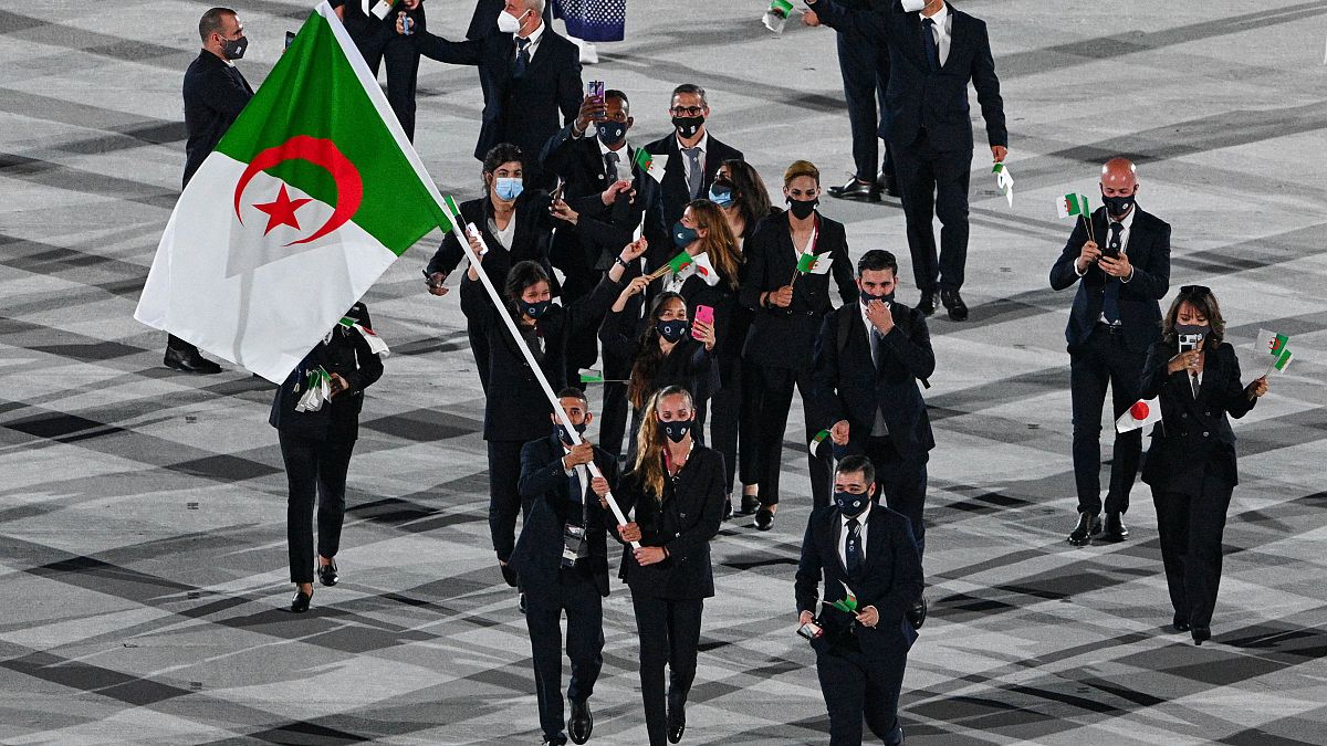  الوفد الجزائري خلال حفل افتتاح أولمبياد طوكيو 2020، في الملعب الأولمبي بطوكيو، في 23 يوليو 2021. 