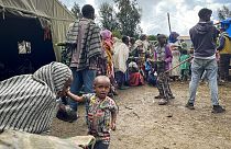 Amhara'da yaşayan ve evlerini terk etmek zorunda kalan siviller.