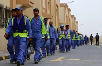 عمال أجانب يعملون في موقع بناء ملعب الوكرة لكرة القدم أحد ملاعب قطر مونديال 2022.