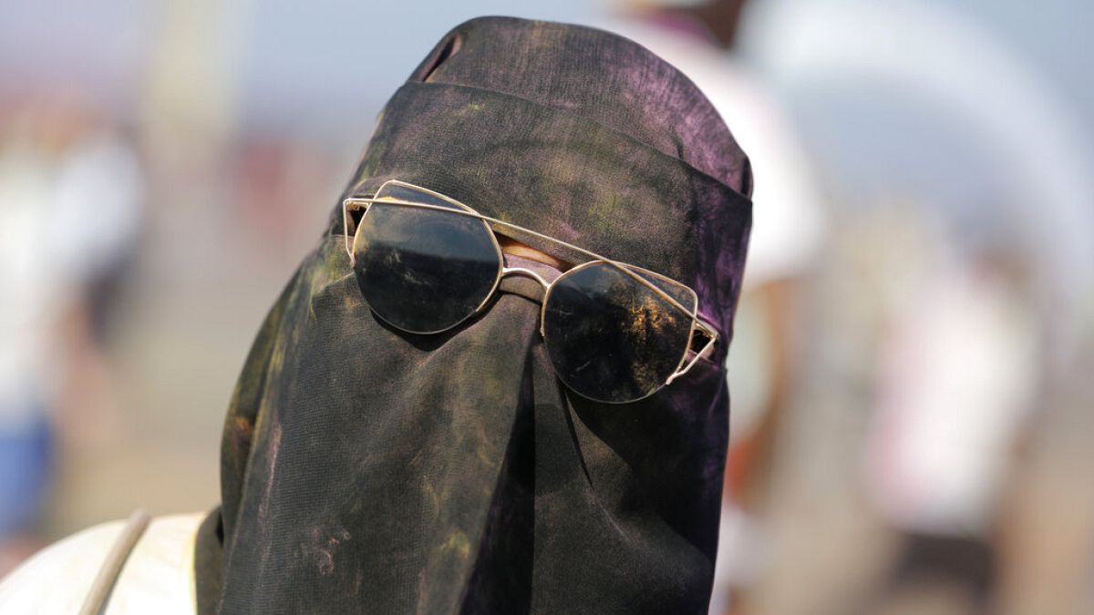 امرأة ترتدي النقاب تشارك في احتفالات مسحوق الألوان، في جدة، المملكة العربية السعودية، السبت 2 نوفمبر 2019