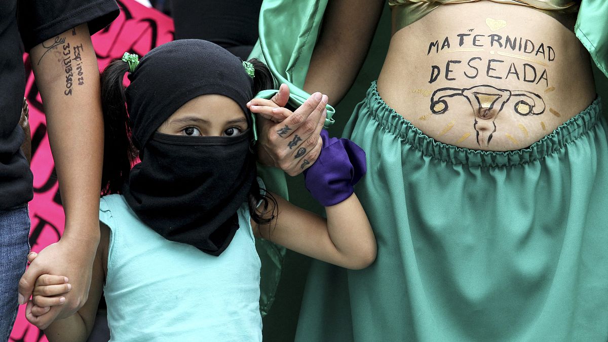  مظاهرة تطالب بإعطاء المرأة الحق في الإجهاض في إطار اليوم العالمي للإجهاض، في غوادالاخارا ، المكسيك، في 28 سبتمبر / أيلول 2020.