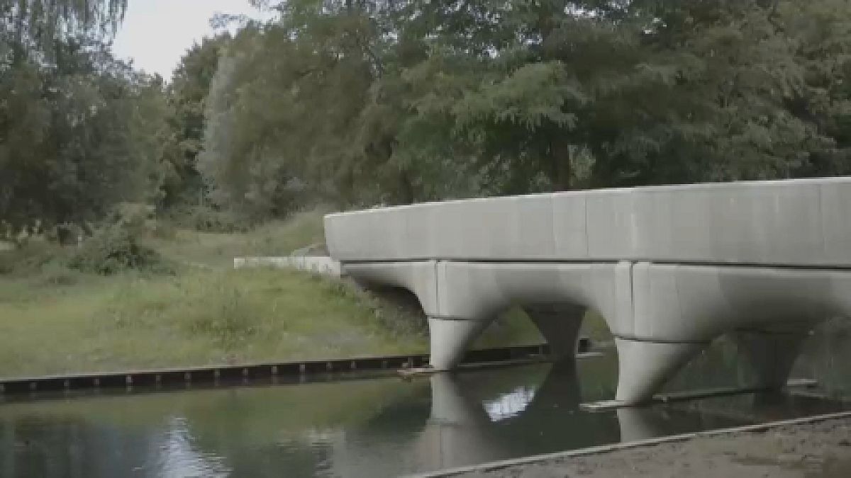 El puente para bicis en hormigón impreso en 3D