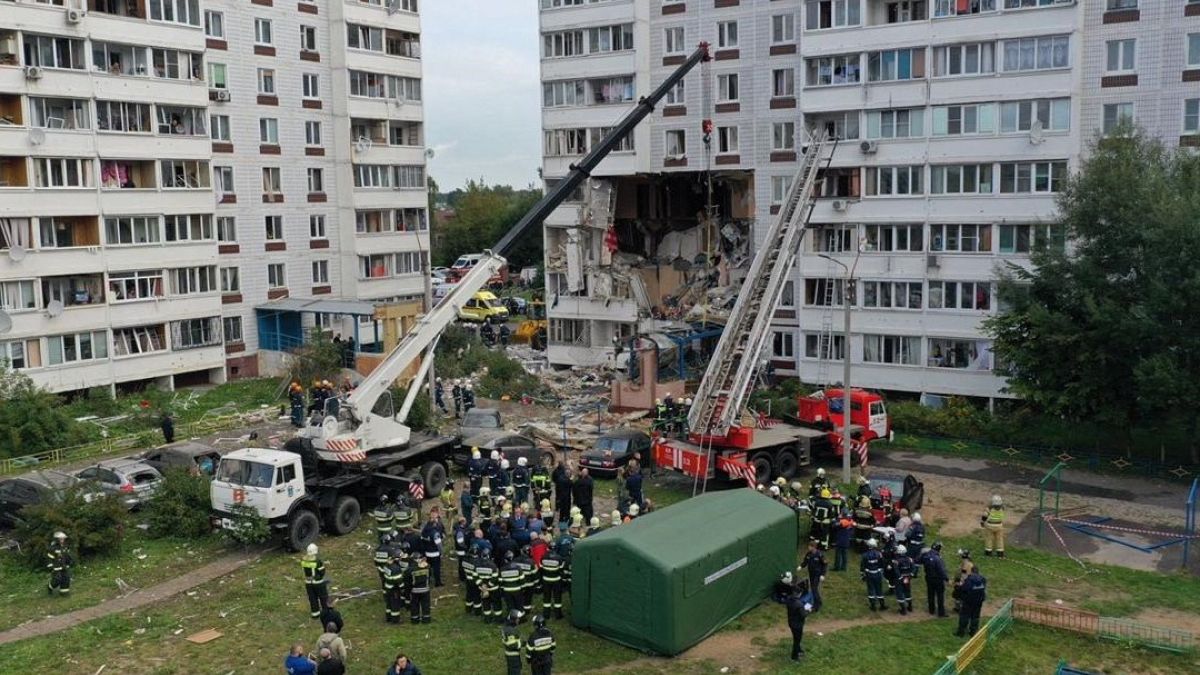 Разбор завалов на месте взрыва в жилом доме в Ногинске