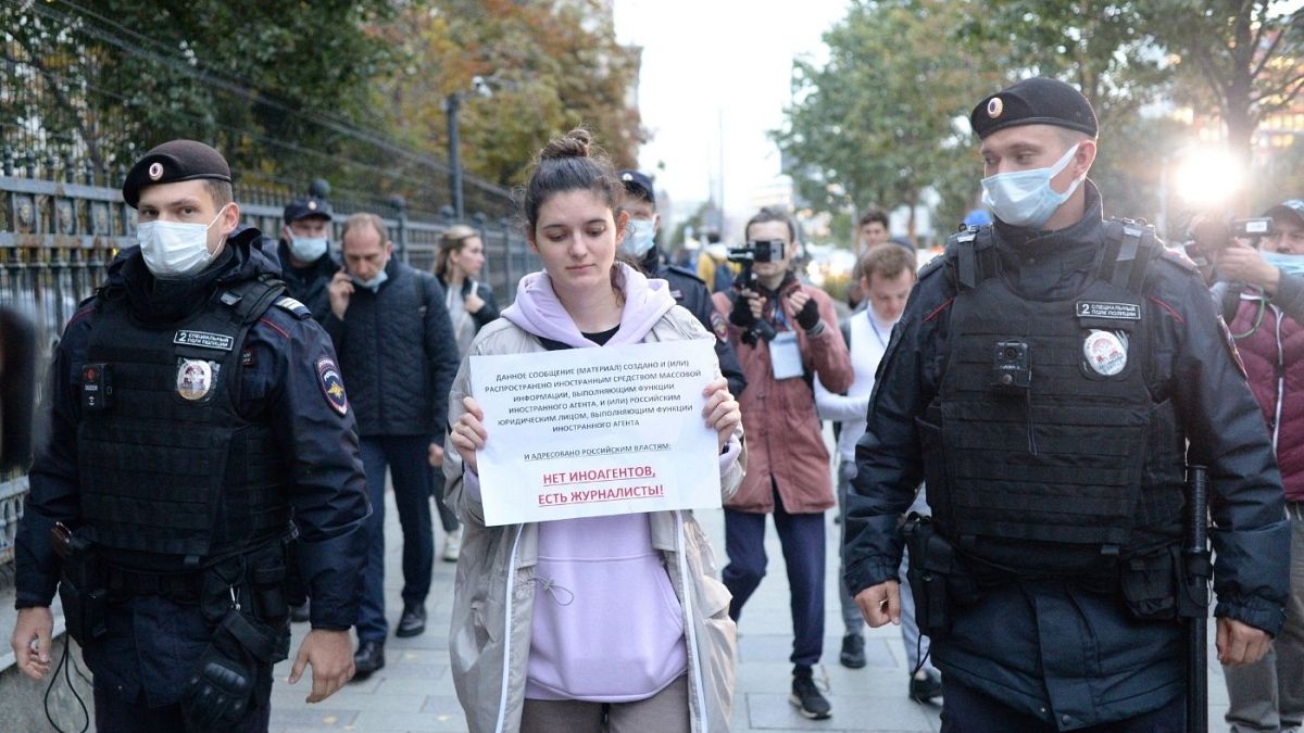 بازداشت خبرنگار روس در مقابل وزارت دادگستری روسیه