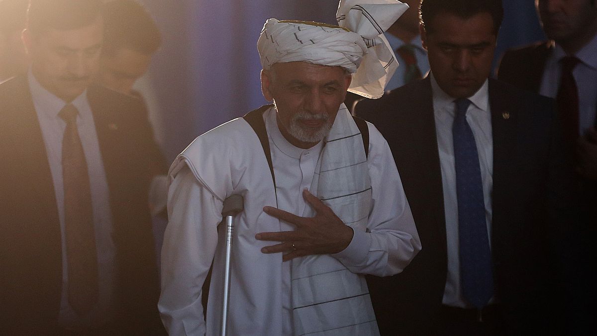 Ashraf Ghani egy kabuli korrupcióellenes konferenciáról távozik 2015. szeptember 1-jén