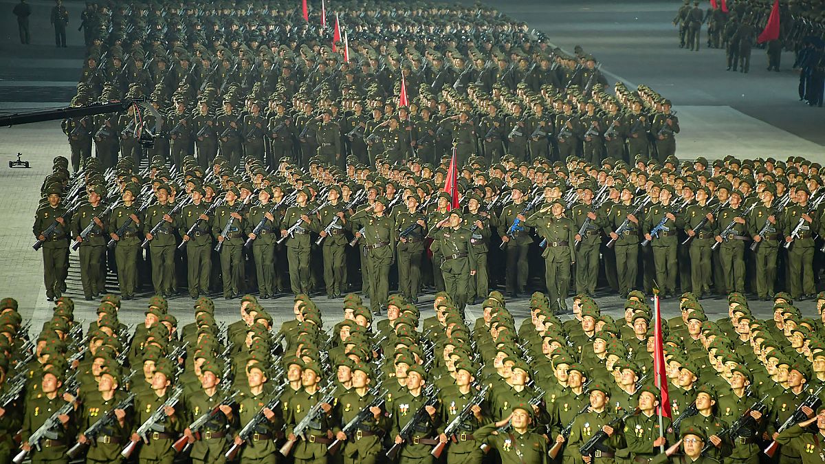 عرض عسكري في بيونغ يانغ، كوريا الشمالية من وكالة الانباء الكورية الشمالية