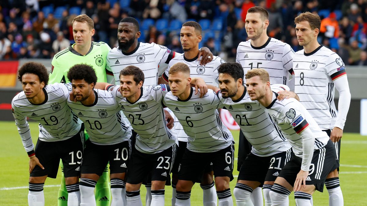 A equipa tuitular da Alemanha posa para a foto antes do jogo na Islândia
