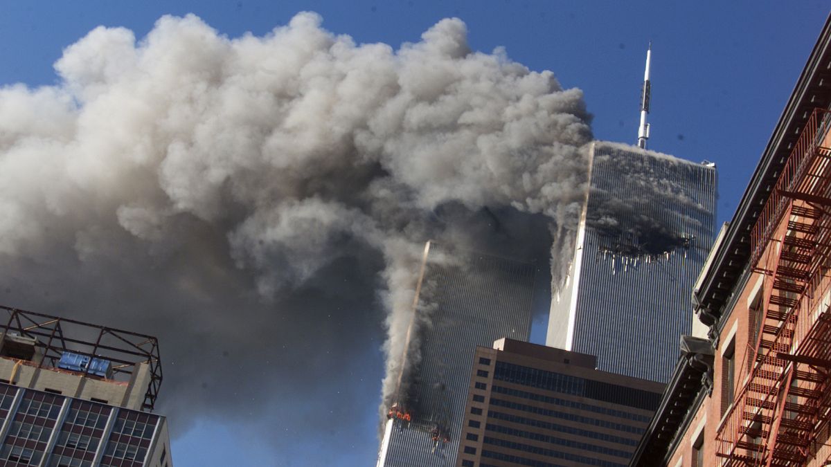  دخان يتصاعد من برجي مركز التجارة العالمي المحتر��ين بعد اعتداءات 9 سبتمبر/أيلول في مدينة نيويورك