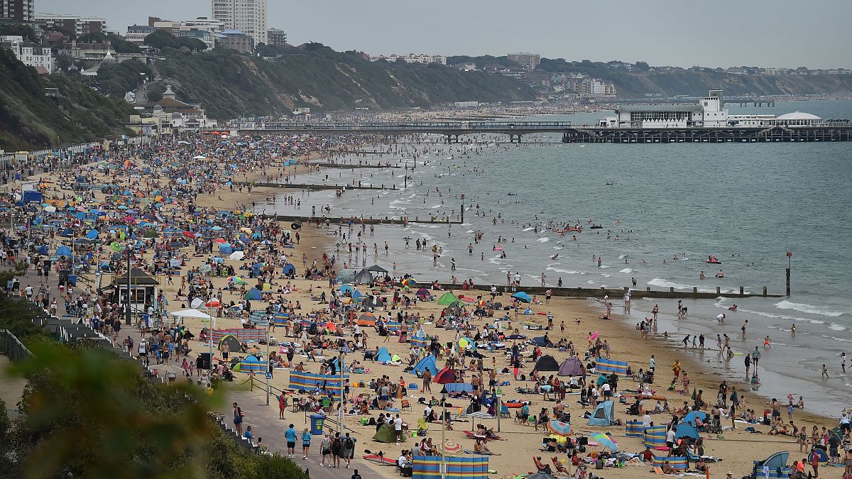شاطئ بورنماوث بجنوب إنجلترا، في 31 يوليو/تموز 2020 