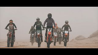 Auf Leinwand, Straße und Gelände: Dubais Zweirad-Leidenschaft