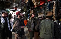 Kabil'de Taliban militanları bir mağazanın önünde 