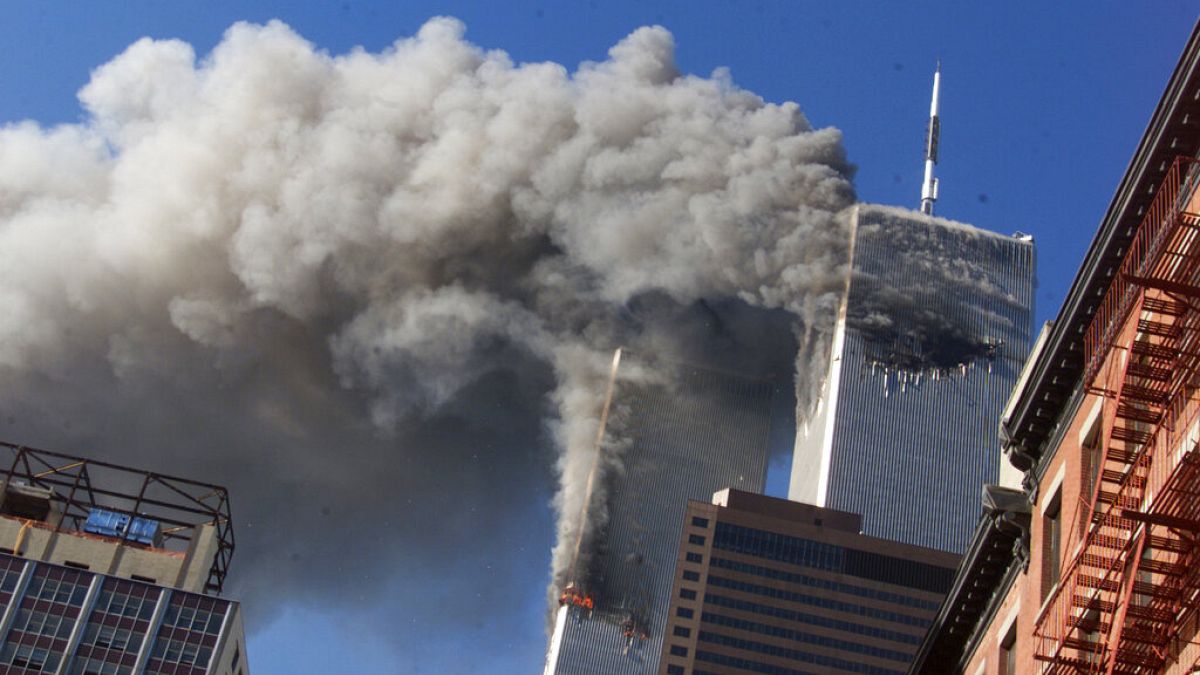 Rauch steigt von den brennenden Zwillingstürmen des World Trade Centers in New York City auf, nachdem entführte Flugzeuge in die Türme gestürzt waren. 11. September 2001.