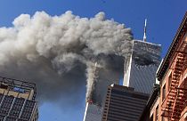 Rauch steigt von den brennenden Zwillingstürmen des World Trade Centers in New York City auf, nachdem entführte Flugzeuge in die Türme gestürzt waren. 11. September 2001.