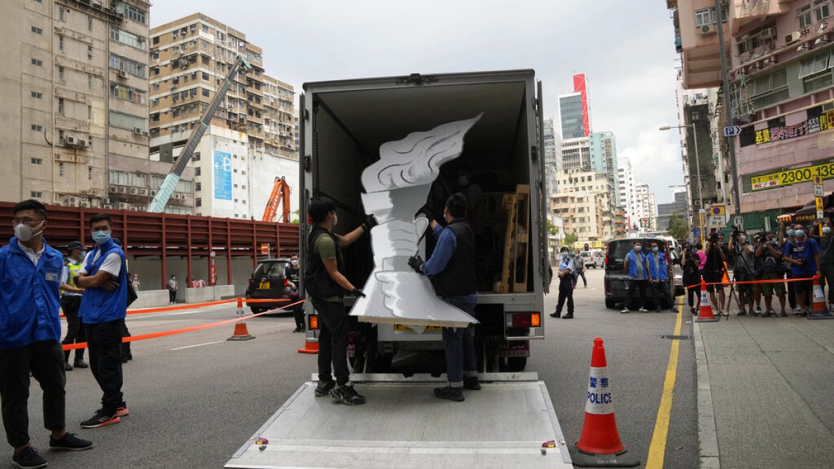 Гонконг: полиция вывезла экспонаты