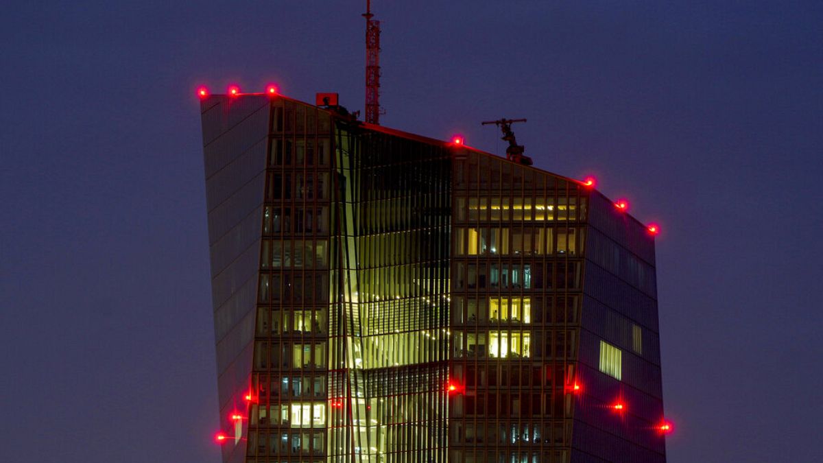 Economia in miglioramento, la BCE taglia l'acquisto di obbligazioni