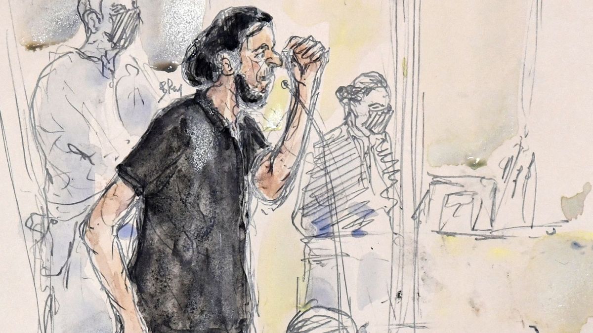 طرحی از حضور صلاح عبدالسلام، متهم اصلی حملات تروریستی سال ۲۰۱۵ پاریس در دادگاه