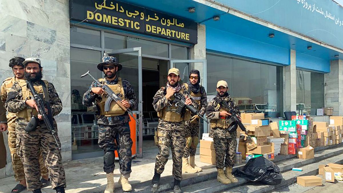 Taliban sichern den Inlandsbereich am Kabuler Flughafen