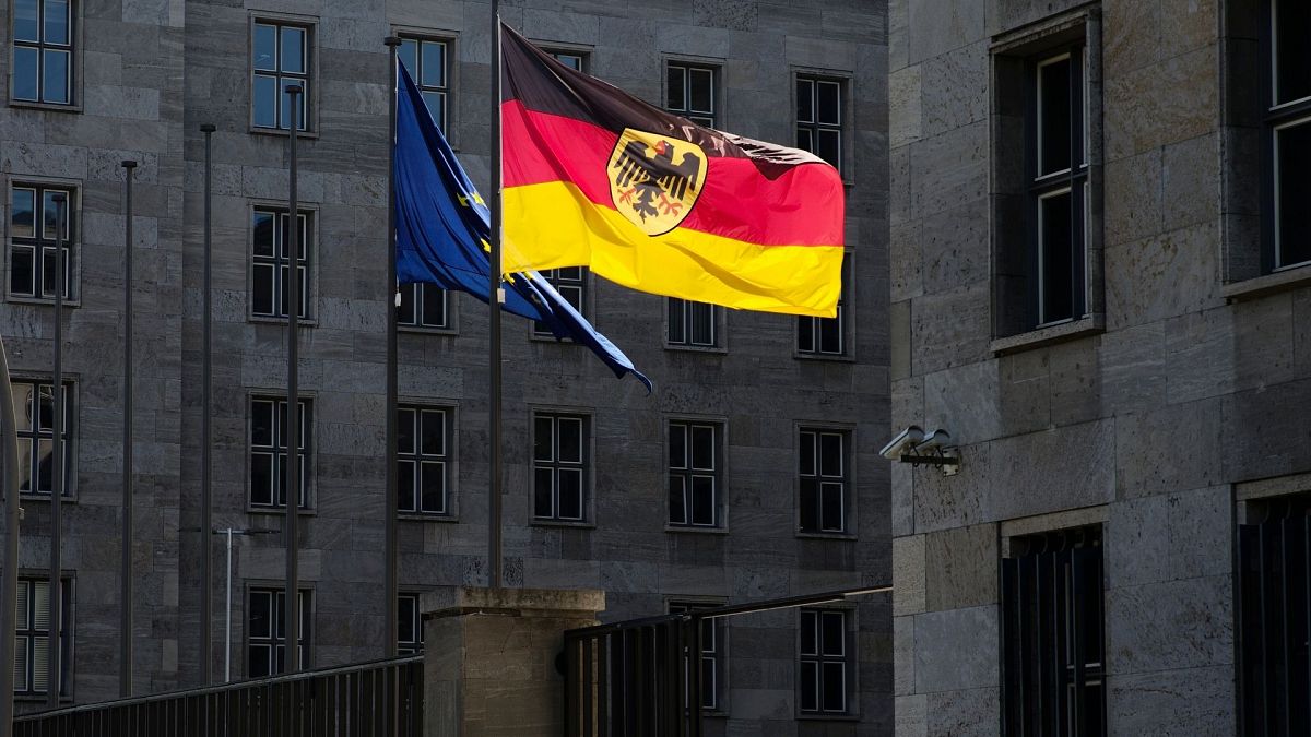 پرچم آلمان و اتحادیه اروپا در برابر ساختمان وزارت امور دارایی در برلین