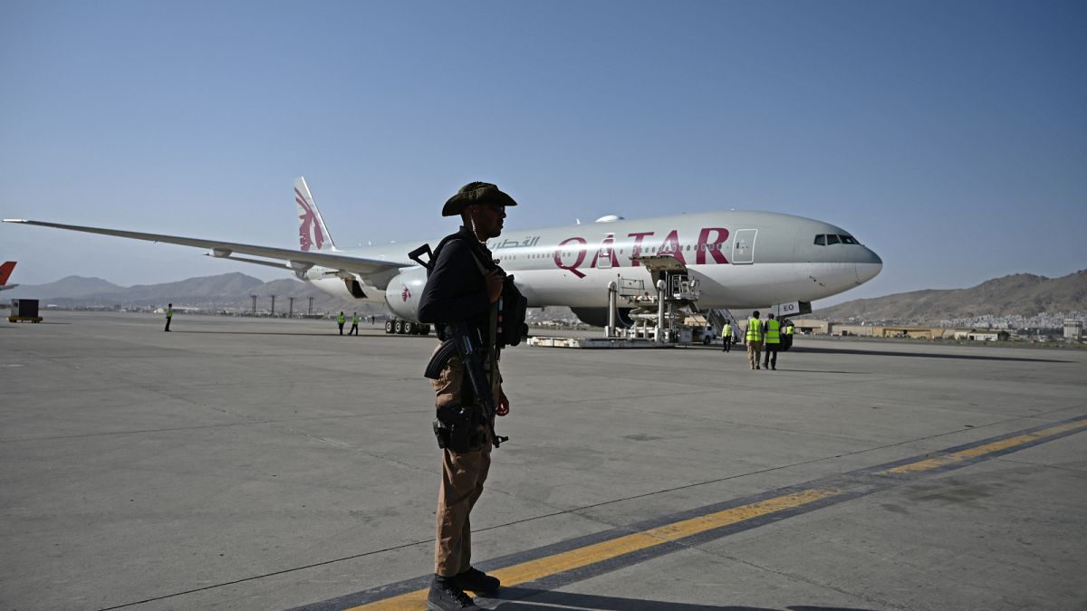 طائرة تابعة للخطوط الجوية القطرية تقلع من مطار كابول في 9 سبتمبر 2021.