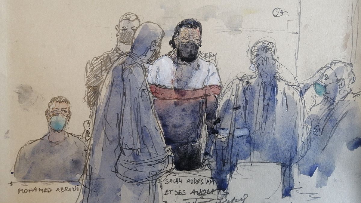 رسم لمحاكمة صلاح عبد السلام، المشتبه به الرئيسي في هجمات 13 نوفمبر-تشرين الثاني 2015 في باريس، والمتهم الآخر محمد عبريني (إلى اليسار)