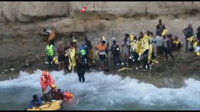 Los migrantes rescatados cerca de Lampedusa, en condiciones complicadas por el oleaje