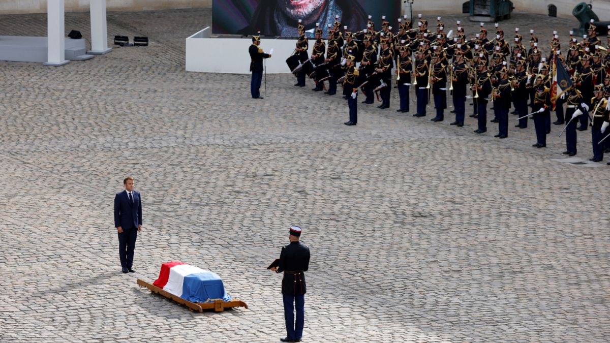 الرئيس الفرنسي أمام جثمان بلموندو