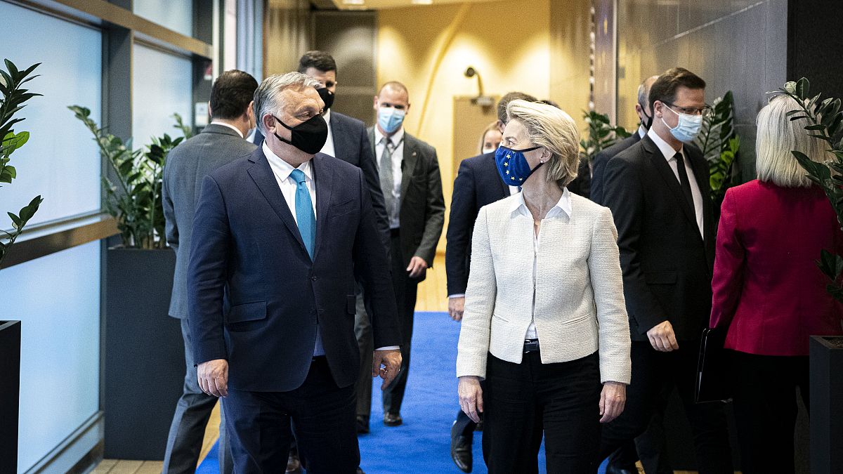  Orbán Viktor miniszterelnök (b) és Ursula von der Leyen, az Európai Bizottság elnökének (j) találkozója az Európai Bizottság épületében Brüsszelben 2021. április 23-án