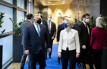  Orbán Viktor miniszterelnök (b) és Ursula von der Leyen, az Európai Bizottság elnökének (j) találkozója az Európai Bizottság épületében Brüsszelben 2021. április 23-án