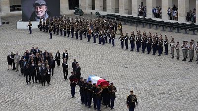 Francia rinde al fallecido actor Belmondo un homenaje digno de un héroe nacional