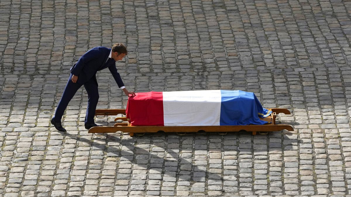 Президент Франции Эммануэль Макрон у гроба Жан-Поля Бельмондо в Доме инвалидов 9 сентября 2021